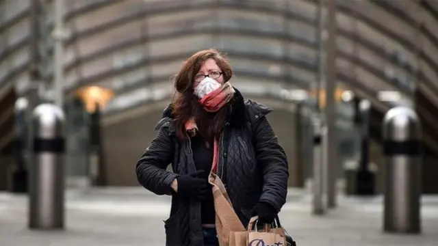 Даже если количество случаев COVID-19 снизится в летние месяцы, болезнь вряд ли совсем исчезнет и, скорее всего, вернется ближе к концу года