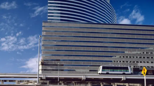 La torre "Bank of America" y el sistema de transporte Metromover de Miami.