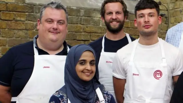 Zaleha Kadir Olpin, 48, bersama kontestan Masterchef lain.