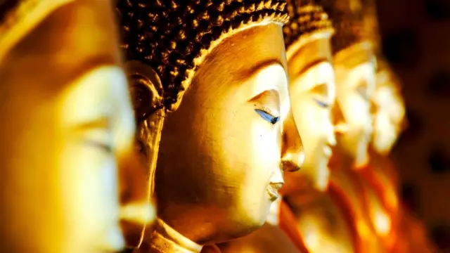 В буддизме легкая улыбка считается признаком мудрости просветленного