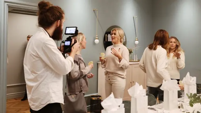 Lowengrip conversa durante el lanzamiento de uno de los productos de LCC. (Foto: Isabella Lowengrip)