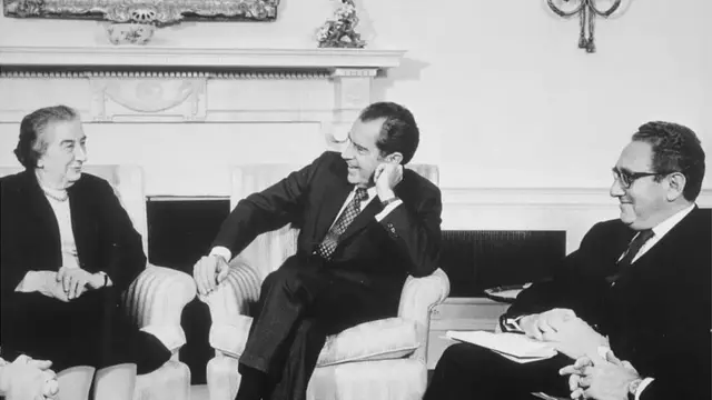 Richard Nixon, au centre, et Henry Kissinger, son secrétaire d'État, ont garanti le soutien de Washington au gouvernement israélien de Golda Meir lors de la guerre du Kippour.