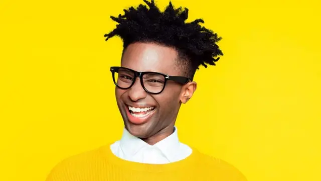 Hombre joven sonriendo.