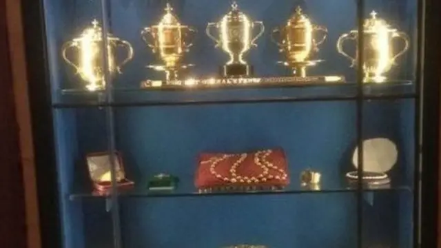 أغراض من خزانة عرض