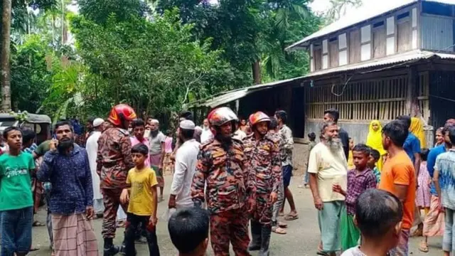 ফায়ার সার্ভিসের সদস্যরা এলাকা পর্যবেক্ষণ করছেন