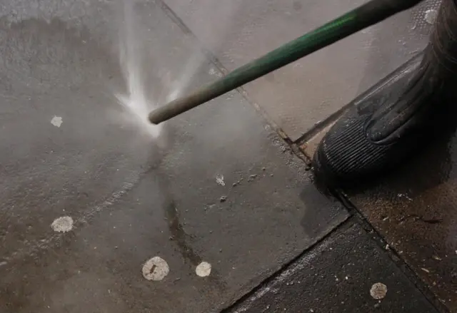 ทศบาลท้องถิ่นในอังกฤษและเวลส์เรียกร้องอีกรอบ ให้บริษัทผู้ผลิตหมากฝรั่งร่วมรับผิดชอบค่าทำความสะอาดถนนหนทางที่ติดคราบหมากฝรั่ง