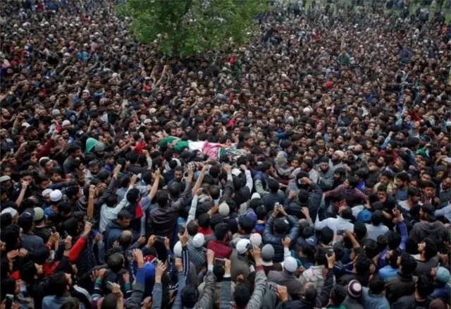 புல்வாமா தாக்குதல்: போராளிகளாக உருமாறும் மாணவர்கள் - யார் பொறுப்பு?