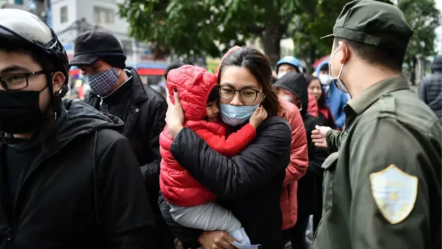 Bố mẹ nên sử dụng ngôn ngữ dễ hiểu khi nói với con về dịch bệnh
