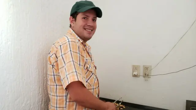 Ramón Valderrama y su familia apuestan todo a su negocio de hamburgesas en Querétaro.