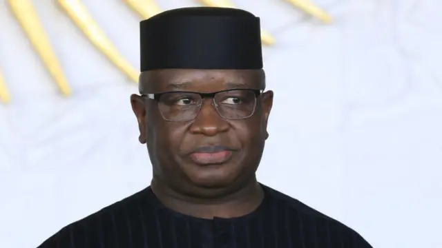 সিয়েরা লিওনের প্রেসিডেন্ট জুলিয়াস মাডা বিও পরিবার নিয়ে দেশের বাইরে। বিক্ষোভে তার পদত্যাাগের জোর দাবী ওঠে