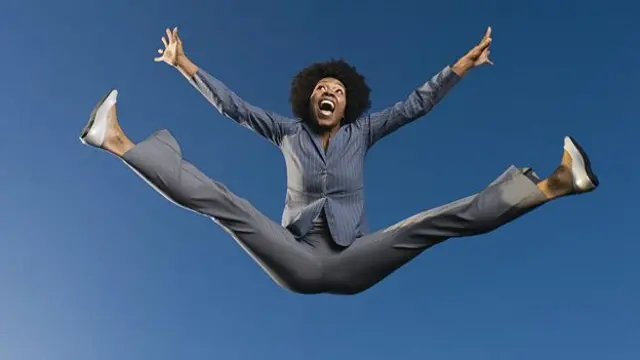 Una mujer salta en el aire de felicidad