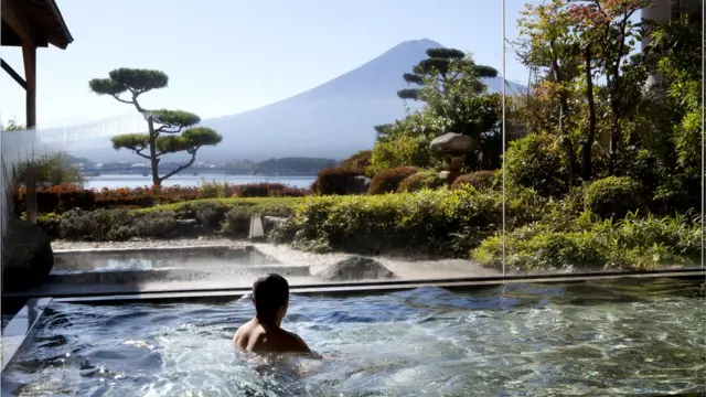 Онсен з видом на Фудзіяму