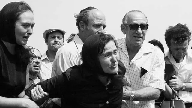 والدة أحد الضحايا خلال مراسم تشييع نجلها وزملائه