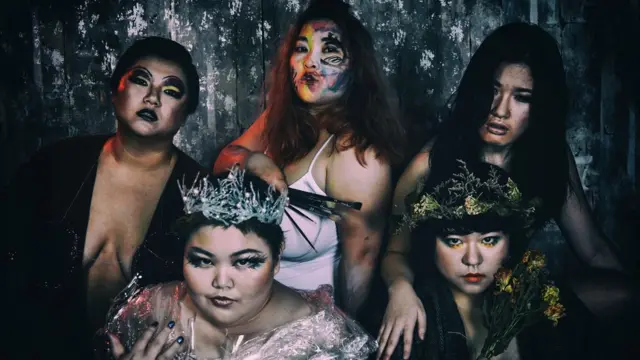 汪綺和四位伙伴組成女怪,拍攝一系列照片