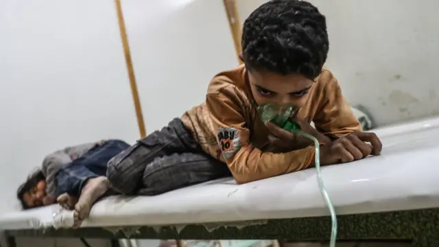 Conductores de ambulancias en Guta Oriental informaron que el domingo olía a gas de cloro tras uno de los bombardeos.