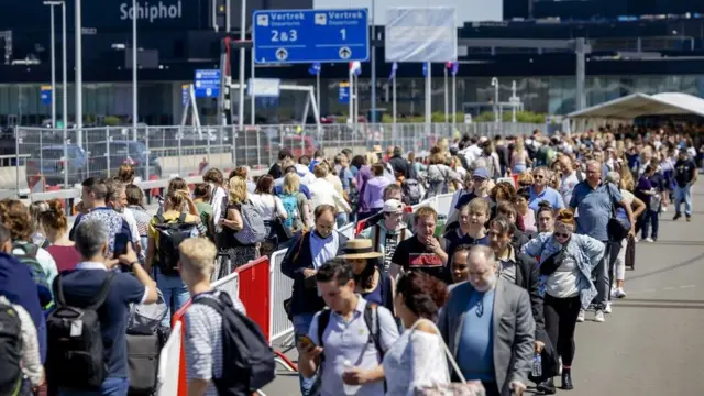 Гигантская очередь на вход в аэропорт Схипхол. Пускают только за 4 часа до вылета