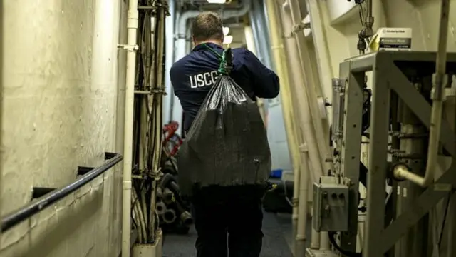 Agente de USCG con droga incautada