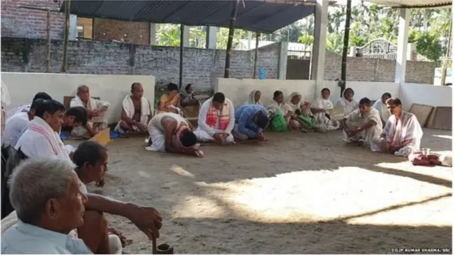 نام گھر میں دعا کرتے ہوئے حمید