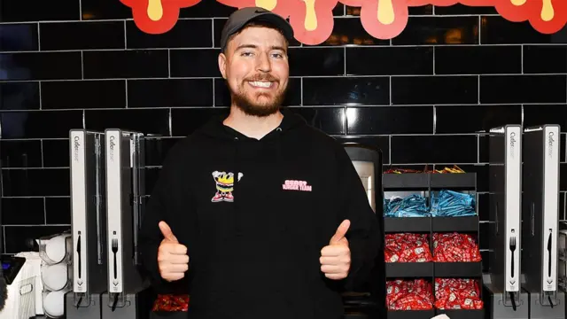 MrBeast: las críticas al youtuber más popular del mundo por financiar cirugías oculares a 1.000 personas y usarlo como contenido en internet - BBC News Mundo