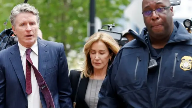 La actriz Felicity Huffman a su llegada al tribunal de Boston, Estados Unidos