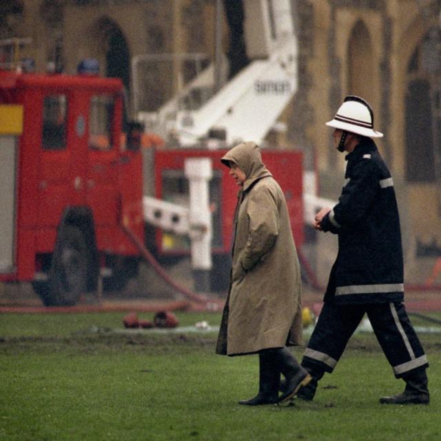 A rainha participando de uma inspeção no Castelo de Windsor após um incêndio