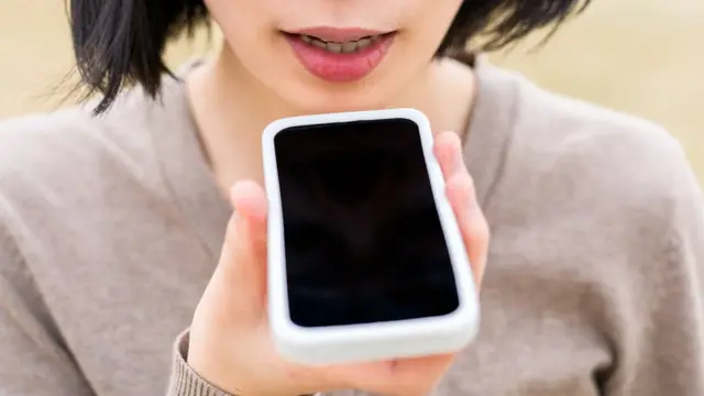 mujer usando sistema de reconocimiento de voz