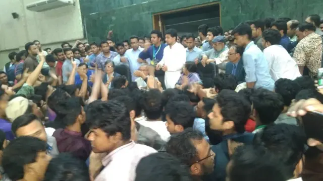 ভিসিকেঘিরে কর্মীদের বিক্ষোভ থামানোর চেষ্টা করছন ছাত্রলীগ সভাপতি