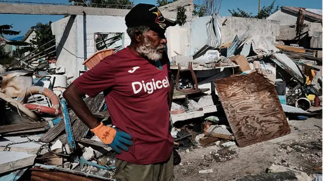 హరికేన్ ఇర్మా ధాటికి సర్వం కోల్పోయి..