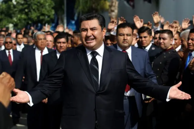 El líder de La Luz del Mundo se declara culpable: de qué se acusaba a Naasón Joaquín García en Estados Unidos y otras preguntas para entender el caso - BBC News Mundo