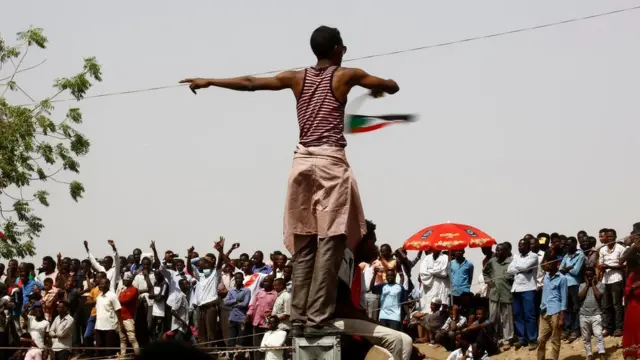 Matasa da sauran jama'a na ci gaba da nuna farin ciki da samun biyan bukata bayan hambare al-Bashir daga mulki.