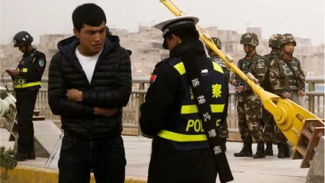 Полицейский блокпост в Кашгаре, март 2017 года