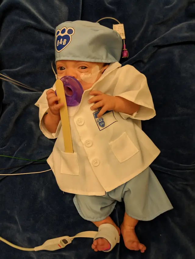 Connor fantasiado de médico no Halloween em 2018