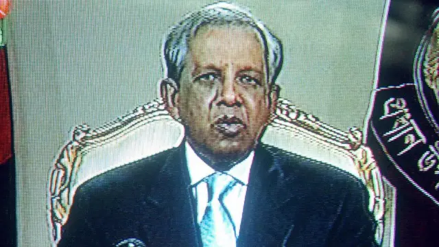 এক এগারোর পর সেনা সমর্থিক সরকারের প্রধান ফখরুদ্দীন আহমেদ ভাষণ দিচ্ছেন টেলিভিশনে