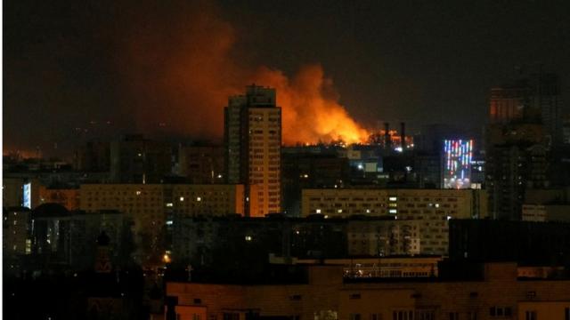 Humo y llamas se ven en el horizonte en un bombardeo cerca de Kiev, mientras Rusia continúa su invasión en Ucrania.
