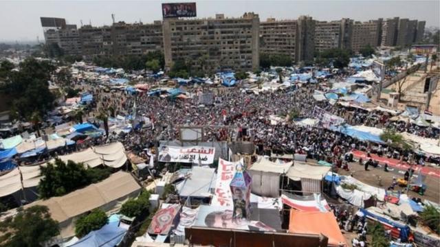 قتل المئات خلال فض اعتصامين نظمهما أنصار مرسي عام 2013