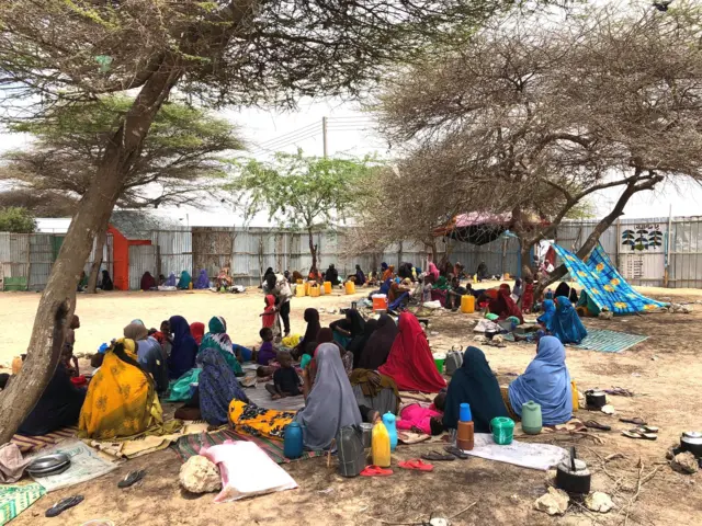 Dad ka soo barakacay Walaweyn iyo Janaale oo ku tabaalaysan duleedka Muqdisho