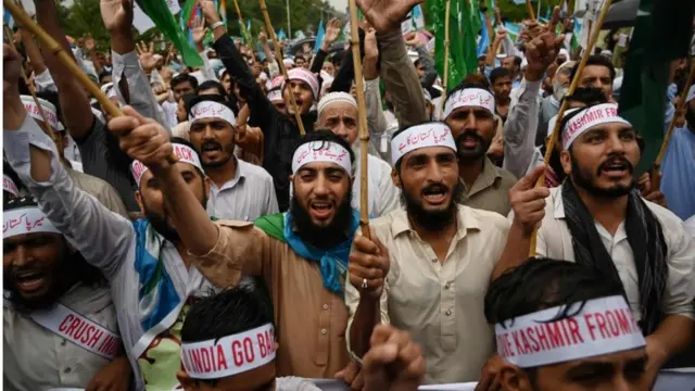 पाकिस्तान की राजधानी इस्लामाबाद में शुक्रवार को विरोध प्रदर्शन हुए.