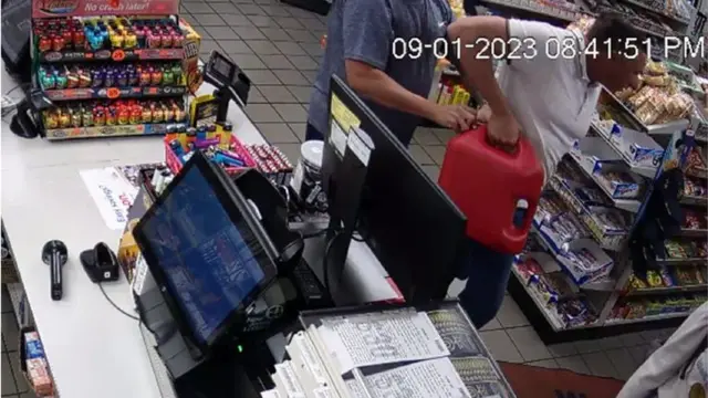 Čovek sa kantom benzina