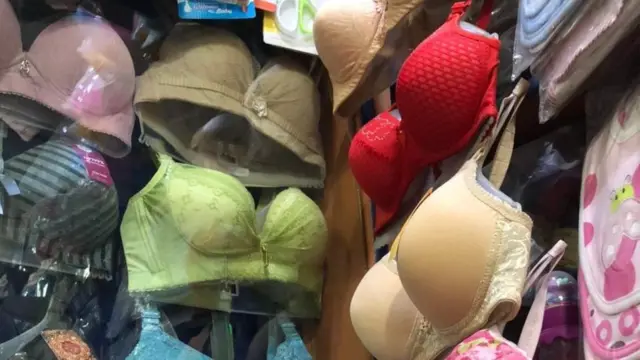 Бу сийнабандлар бозор расталарида очиқча сотилади, аммо сифати зўрлари дўконларнинг хираланган ойналари ортида яширинган