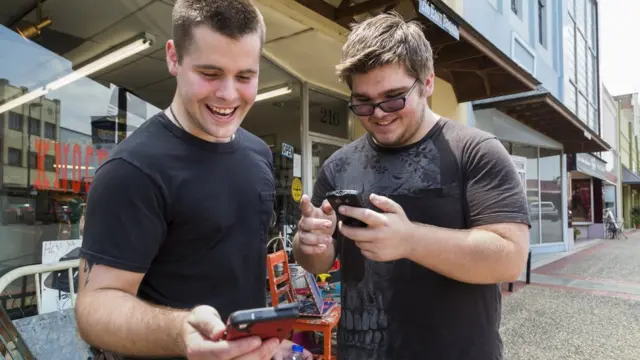 Irmãos jogando no telefone