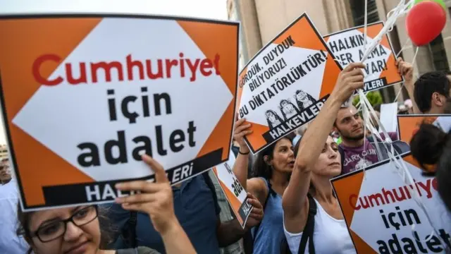 Cumhuriyet gazetesi davasında yargılanan sanıklara destek için İstanbul Çağlayan Adliyesi'ne gelenlerden bazıları