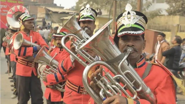 मिरवणुकीत सामील झालेले वादक