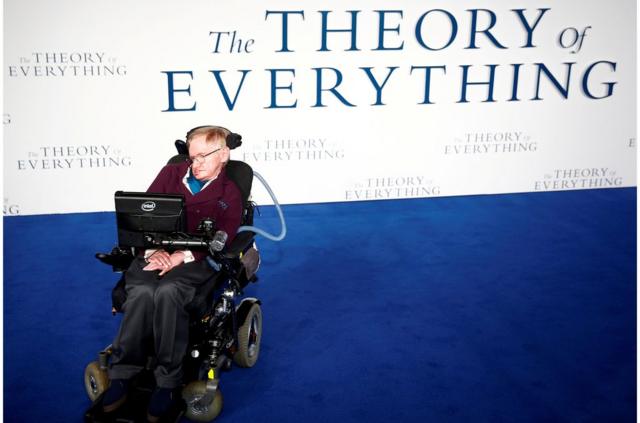 霍金教授在倫敦影院出席一部以其生活為基礎的電影首映式（2014年12月9日）。