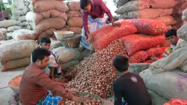 বাজারে নতুন দেশি পেয়াজ যেমন এখনো ওঠেনি তেমনি পুরনো পেয়াজের ঘাটতিও রয়েছে।