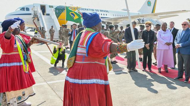 南非约翰内斯堡机场巴西总统劳拉（右）下飞机后接受官方欢迎（21/8/2023）