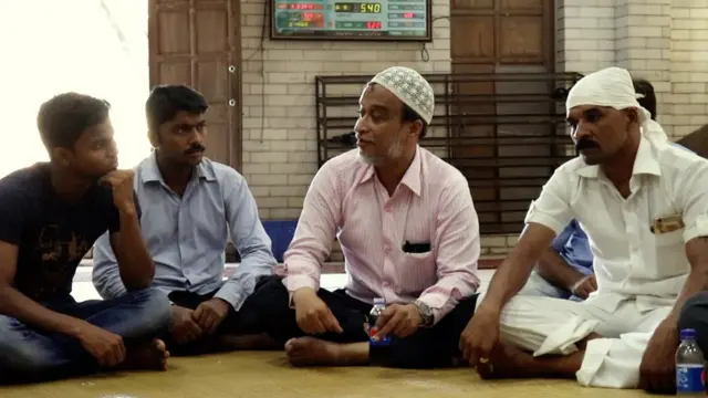 मशिदीत इतर धर्मियांना इस्लामविषयी माहिती दिली जाते.