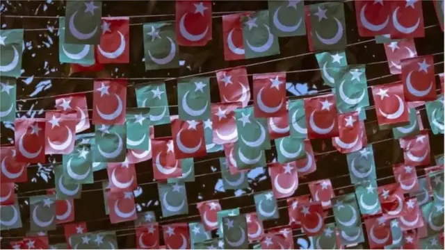 મુસ્લિમ વિસ્તારોમાં લાગેલા ધ્વજને ઘણા લોકો પાકિસ્તાનના ધ્વજ સમજી બેસે છે