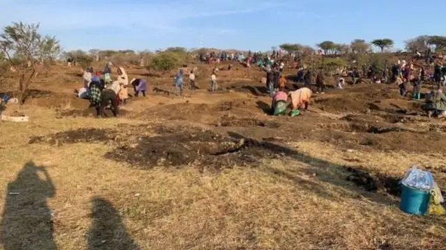 Abantu bariko barimba amabuye