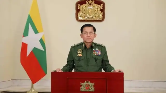 နိုင်ငံတော်စီမံအုပ်ချုပ်ရေးကောင်စီ ဥက္ကဋ္ဌ အဖြစ်မိန့်ခွန်းပြောစဥ်