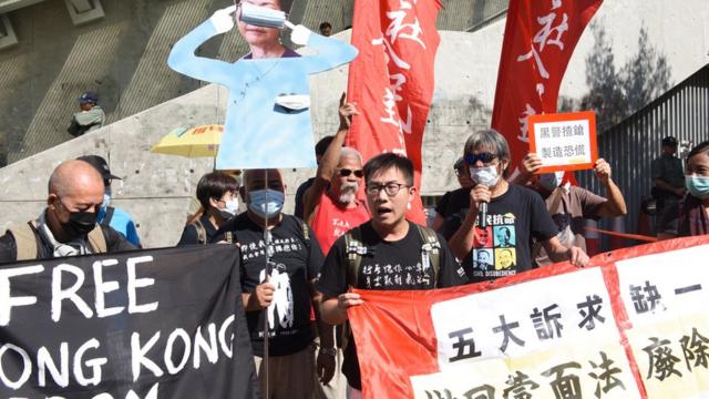 立法会大楼外有团体抗议，要求林郑月娥接纳示威者的"五大诉求"。